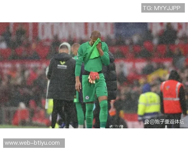 B费休息期间亲临训练基地现场观摩替补球员训练情况