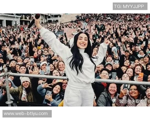 亚马尔与女友甜蜜热吻瞬间曝光眼中只映出彼此的爱意与幸福 亚马尔与女友甜蜜热吻瞬间曝光眼中只映出彼此的爱意与幸福